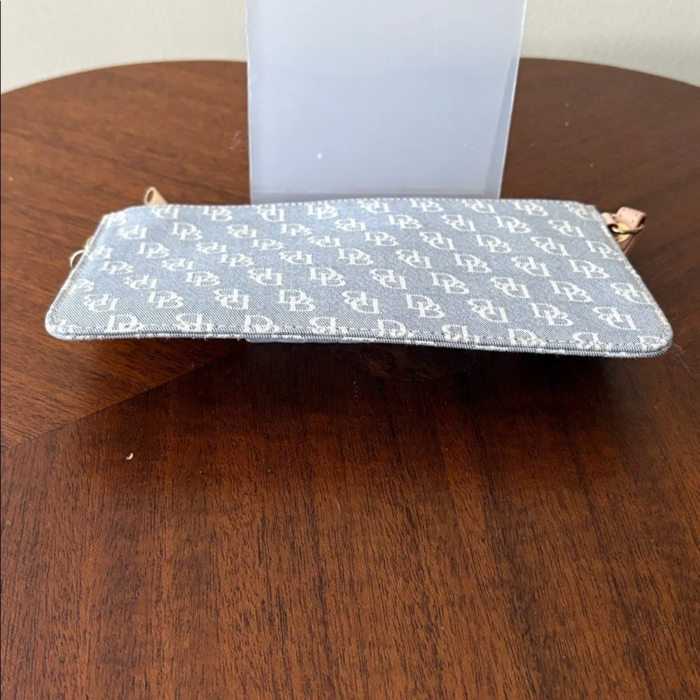Dooney Bourke monogram, wristlet Clutch Canvas gray/cream missing wristlet strap